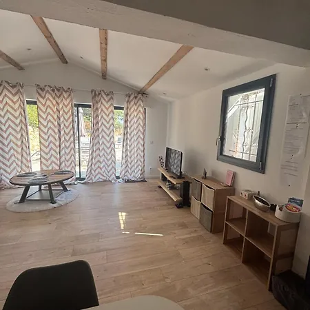 Sur Location Maison Plein Pied Moderne 4 Personnes Bel Espace Exterieur Entierement Cloture Parking Gratuit A 7 Minutes Centre En Voiture